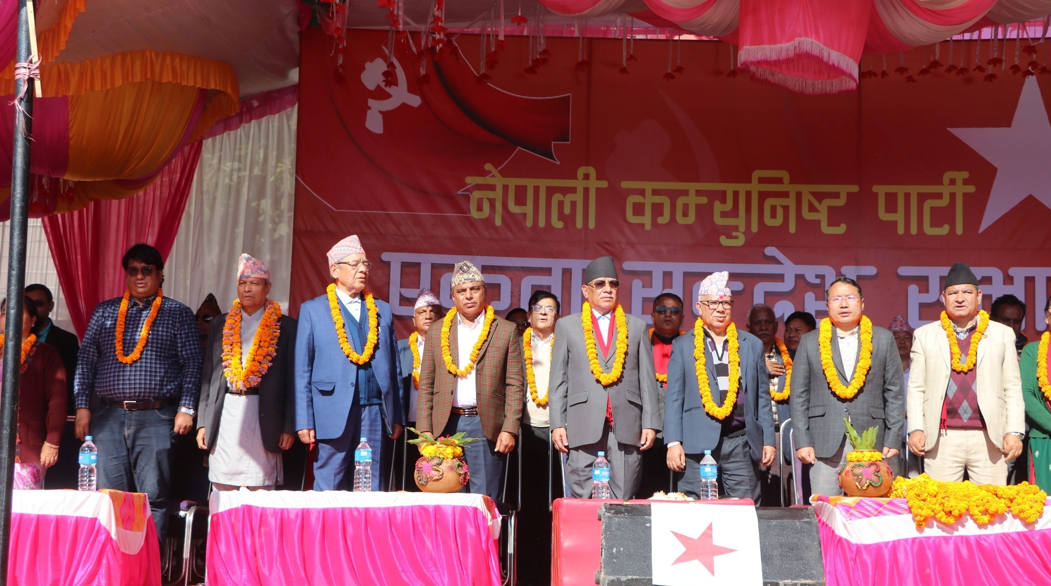 लमहीमा नेपाली कम्युनिष्ट पार्टीकाे एकता सन्देश सभा :  कांग्रेस–एमालेको अहंकार अझै हटेको छैन : प्रचण्ड