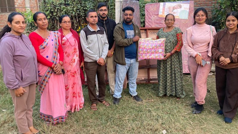 लठ्ठहवाका झागु दम्पत्तीलाई आशाका किरण संस्थाद्धारा खाट र म्याट्रेस सहयोग