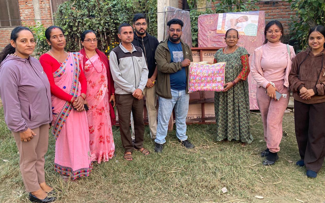 लठ्ठहवाका झागु दम्पत्तीलाई आशाका किरण संस्थाद्धारा खाट र म्याट्रेस सहयोग