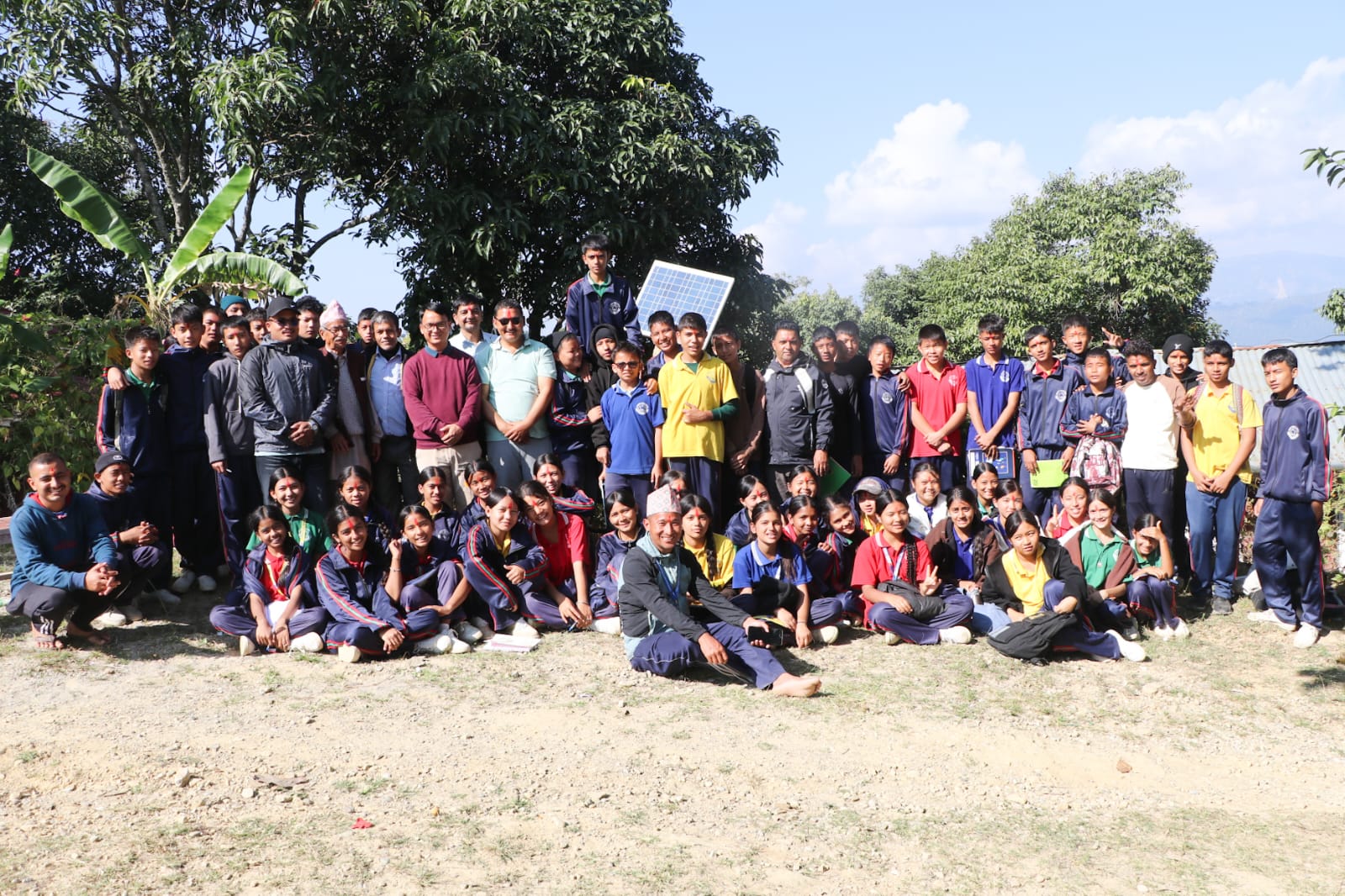 किताबी ज्ञान सँगै गोरखा आइडिलका विद्यार्थीहरू भद्राक्षीदेवी मन्दिरका विषयमा जानकारी लिन देवीकोट पुगे