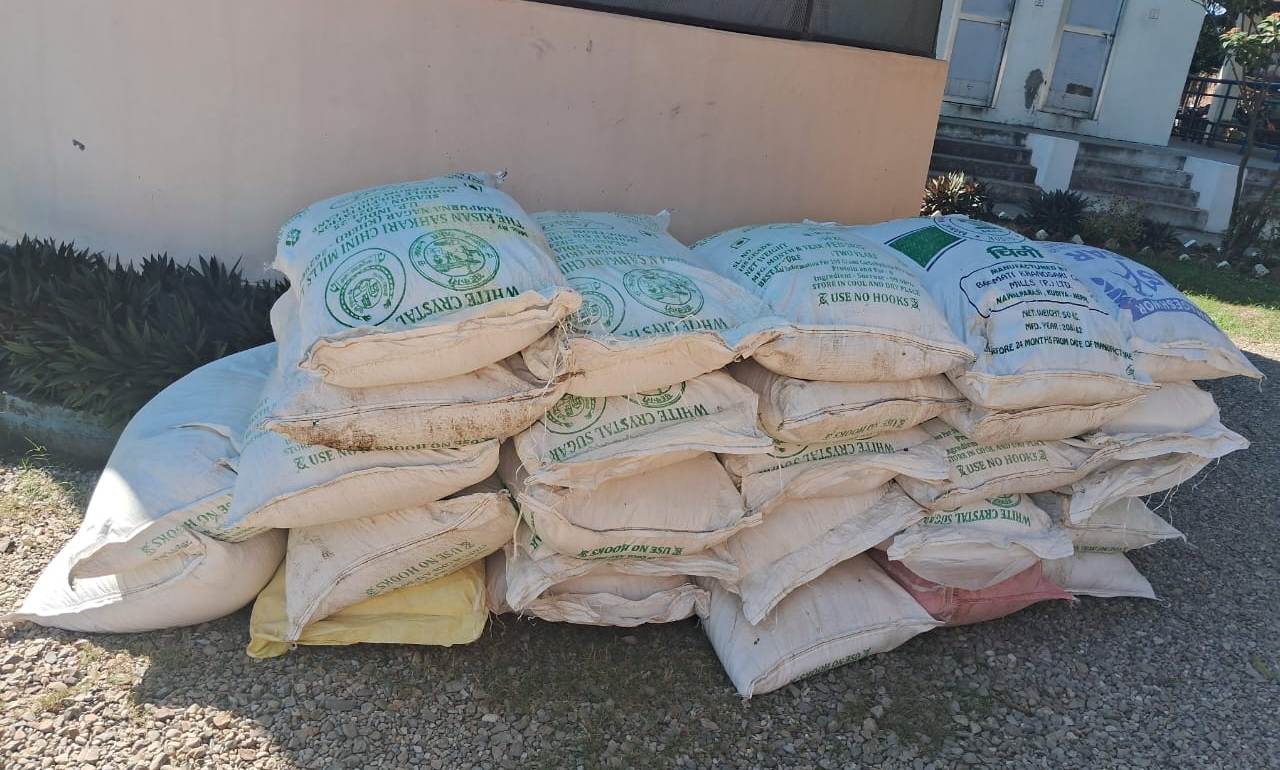 भन्सार छल्दै ल्याइएको २८ बोरा चिनी दाङकाे भालुवाङबाट बरामद