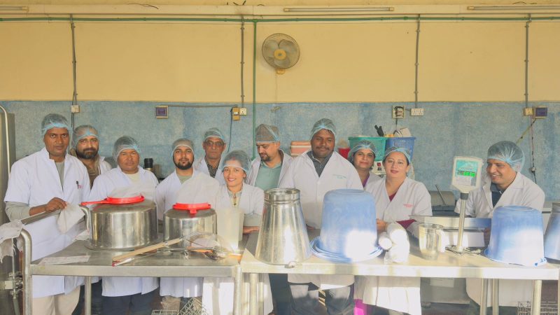 राप्तीका दुग्ध व्यवसायीहरु पाेखरामा दुग्ध प्रशोधन तथा विविधिकरण तालिम सिक्दै