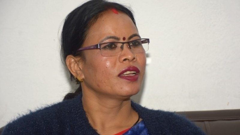 पुर्व सांसद गंगा थारु आफ्नै गाउँकै महिलाहरुबाट कुटिइन्