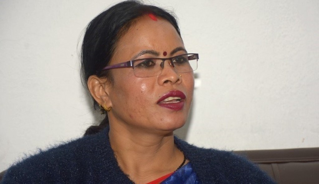 पुर्व सांसद गंगा थारु आफ्नै गाउँकै महिलाहरुबाट कुटिइन्