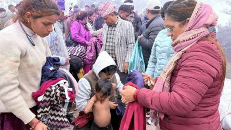 कौडिया बस दुर्घटना : पानीमा रुझेका घाइतेहरुलाई व्यवसायीले बाँडे न्यानो कपडा