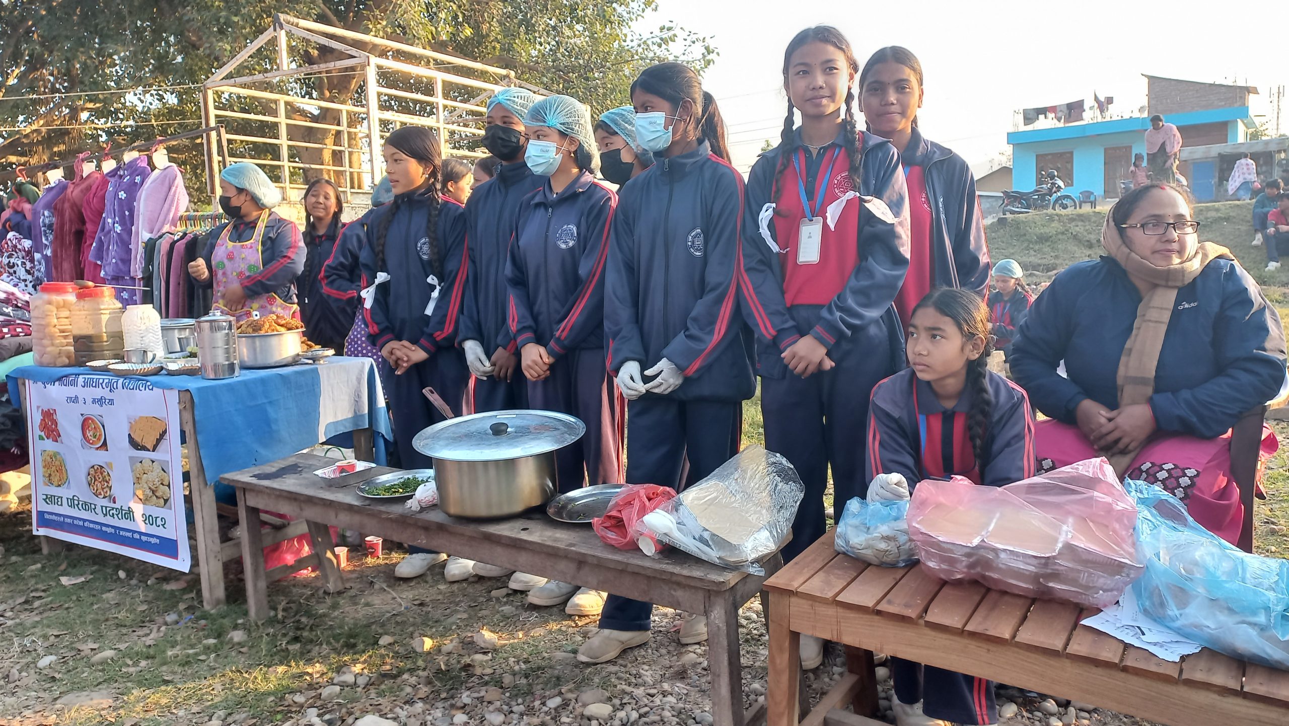 दुर्गा भवानी आधारभूत विद्यालयका विद्यार्थीहरू पढाइ सँगै हाट बजारमा खाद्य परिकार बेच्दै