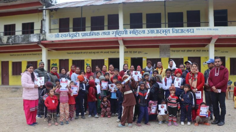 सिमा सुनामले विद्यार्थीहरूलाई शैक्षिक सामग्री वितरण गरेर जन्मदिन मनाइन्