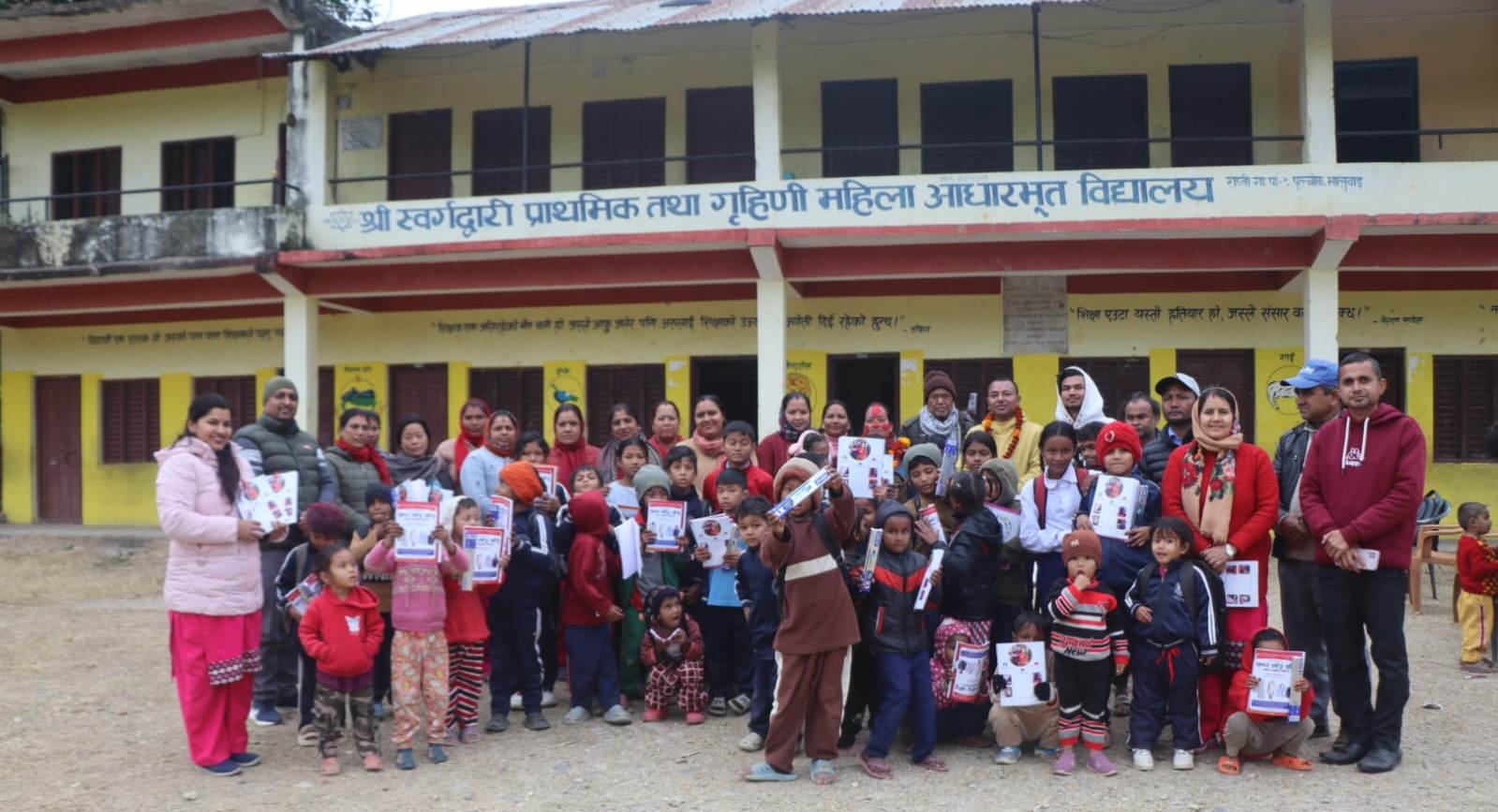 सिमा सुनामले विद्यार्थीहरूलाई शैक्षिक सामग्री वितरण गरेर जन्मदिन मनाइन्