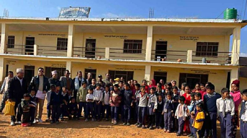 दाङका सामाजिक अगुवाहरुद्धारा तुलसीपुरकाे सरस्वती मावि दमारगाउँमा शैक्षिक सामाग्री वितरण