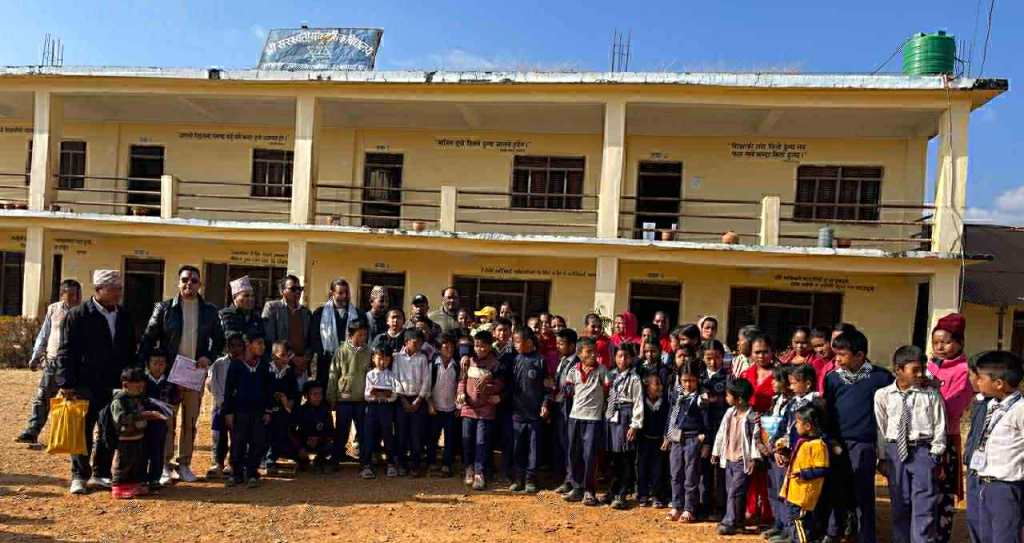 दाङका सामाजिक अगुवाहरुद्धारा तुलसीपुरकाे सरस्वती मावि दमारगाउँमा शैक्षिक सामाग्री वितरण