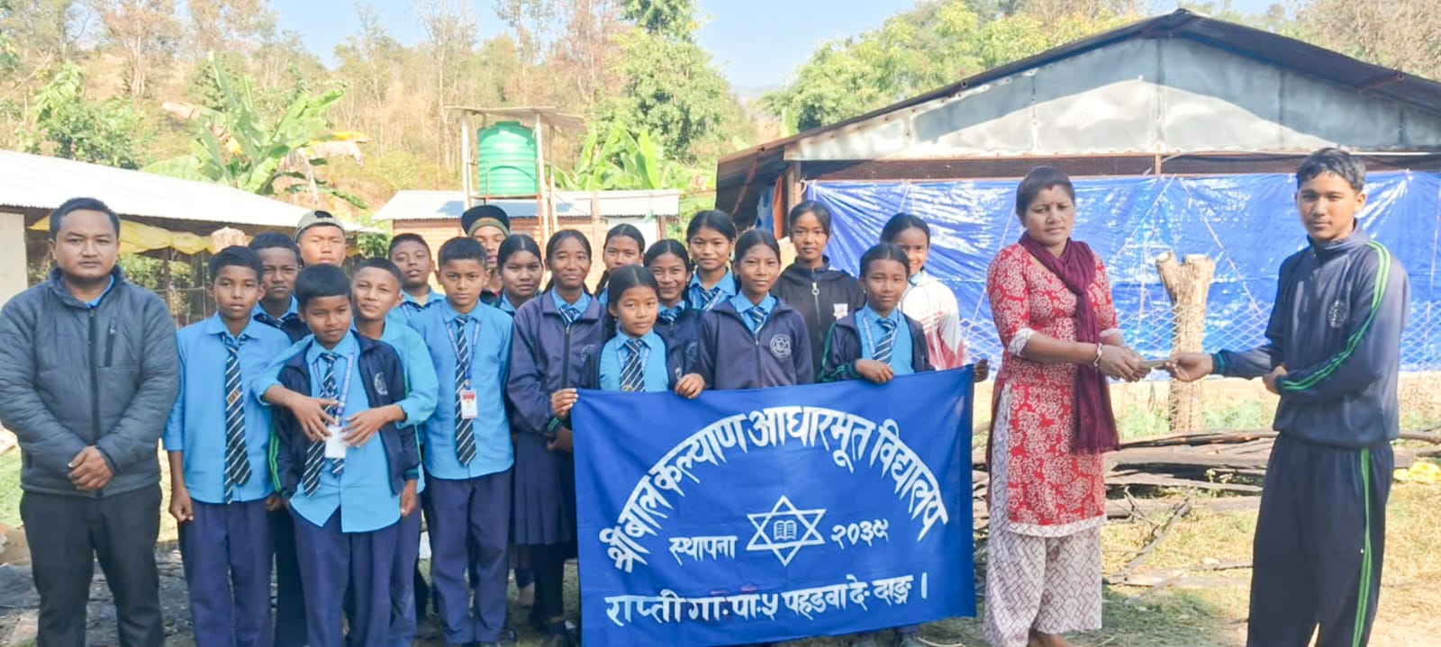 बाल कल्याणका विद्यार्थीद्वारा खाजाको पैसा बचाएर अग्नी पीडितलाई सहयोग