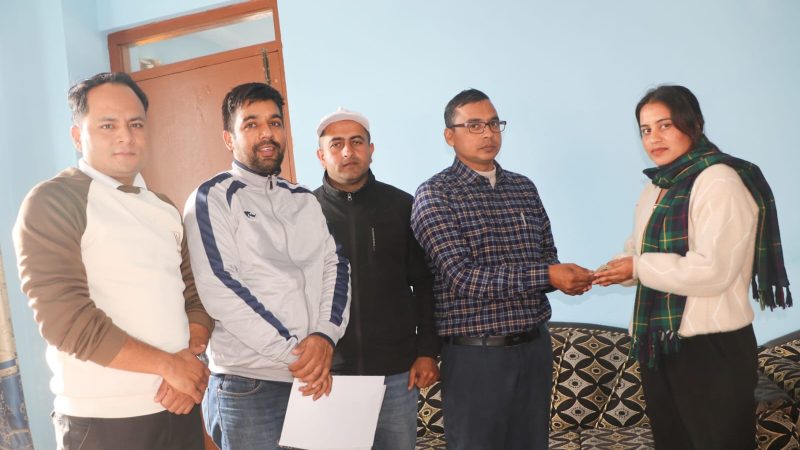 राप्ती गाउँपालिका कर्मचारी परिवार कल्याण कोषबाट मृगौला पीडितलाई आर्थिक सहयोग