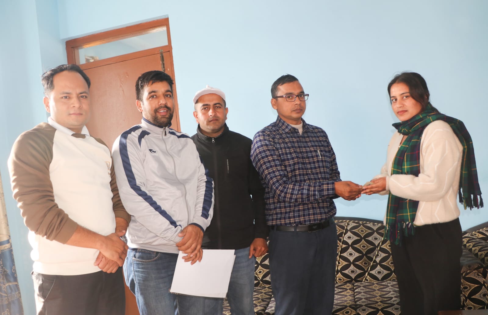 राप्ती गाउँपालिका कर्मचारी परिवार कल्याण कोषबाट मृगौला पीडितलाई आर्थिक सहयोग