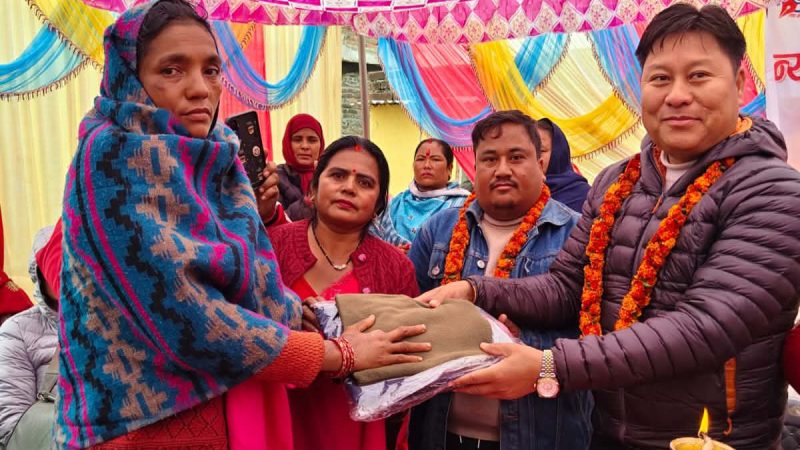 पत्रकार तथा समाजसेवी दिपक वलीको सक्रियतामा फेसबुकको कमाइबाट चिसोमा विपन्नलाई न्यायो उपहार