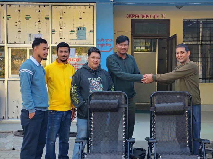आशाका किरण संस्थाको पहलमा भालुवाङ अस्पताललाई २ वटा रक्तदान कुर्सी प्रदान