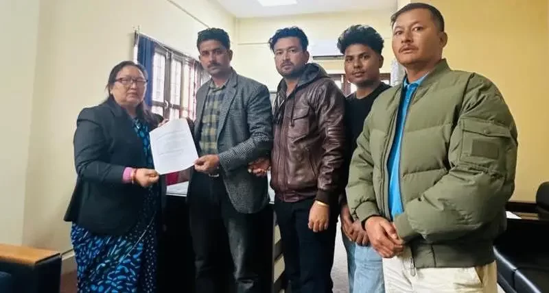 धानखोला–लमहीलाई चारलेन बनाउन संघर्ष समितिले बुझायाे जिल्ला प्रशासन कार्यालयमा ज्ञापन-पत्र