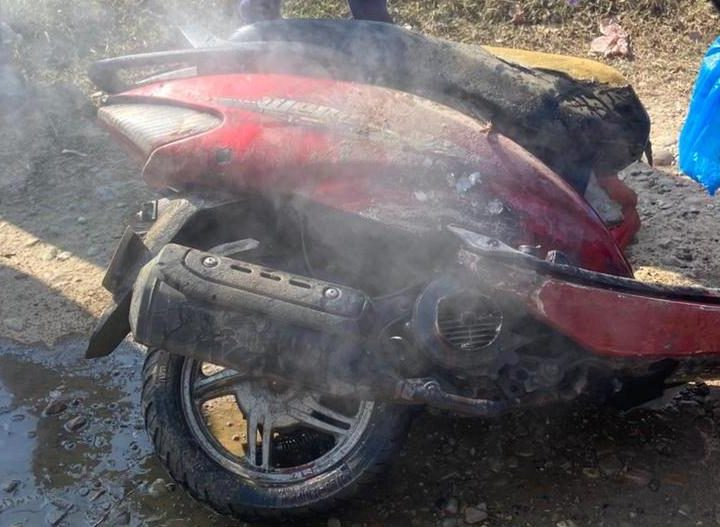 देउखुरीको सिसहनियाँमा गुडिरहेको स्कुटीमा आगलागी, आंशिक क्षति
