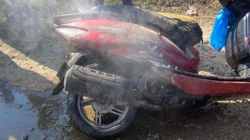 देउखुरीको सिसहनियाँमा गुडिरहेको स्कुटीमा आगलागी, आंशिक क्षति