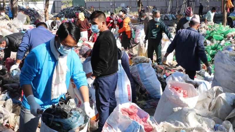 राप्तीको फोहोर व्यवस्थापनमा गाउँपालिका अध्यक्ष विष्ट सहित जुटे जनप्रतिनिधिहरु