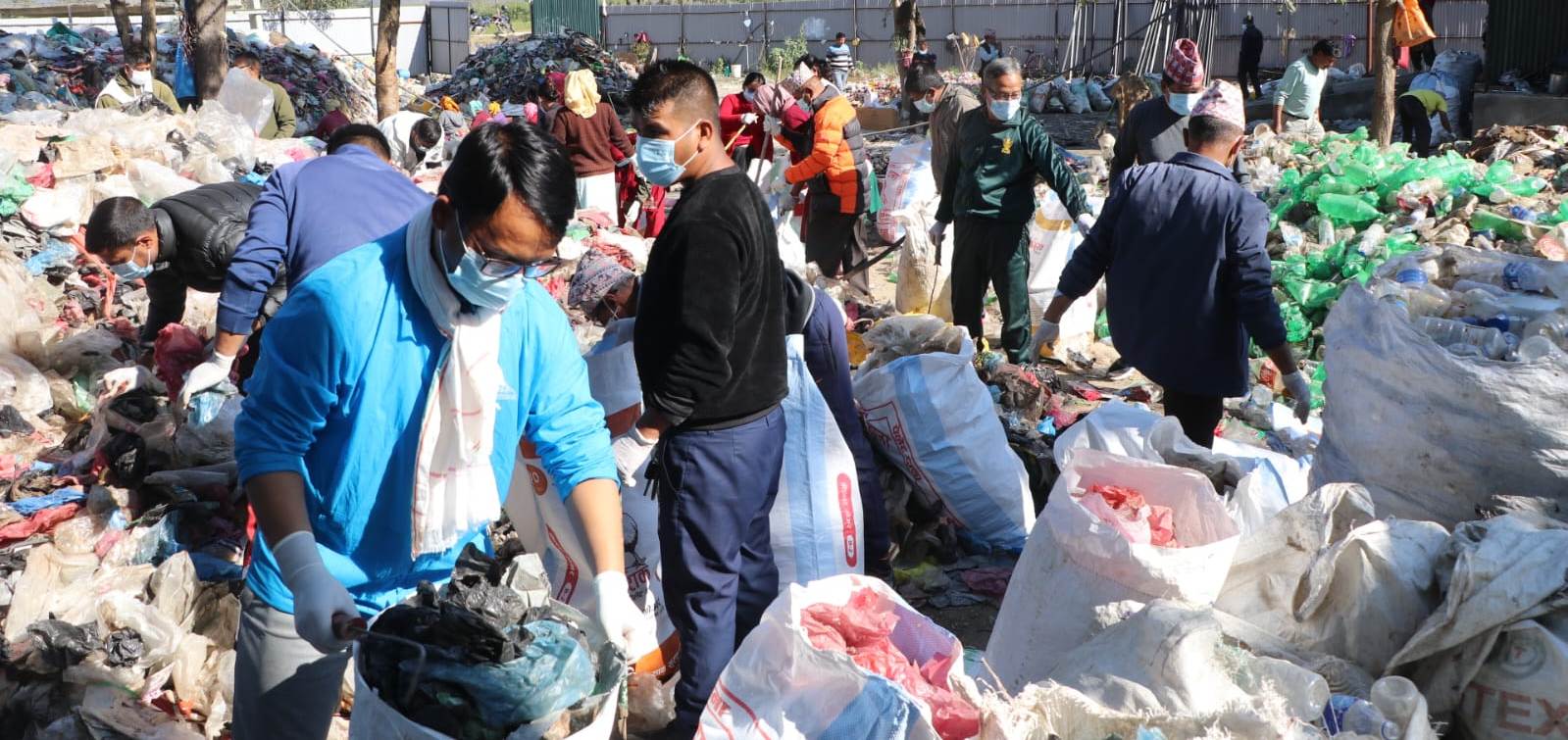 राप्तीको फोहोर व्यवस्थापनमा गाउँपालिका अध्यक्ष विष्ट सहित जुटे जनप्रतिनिधिहरु