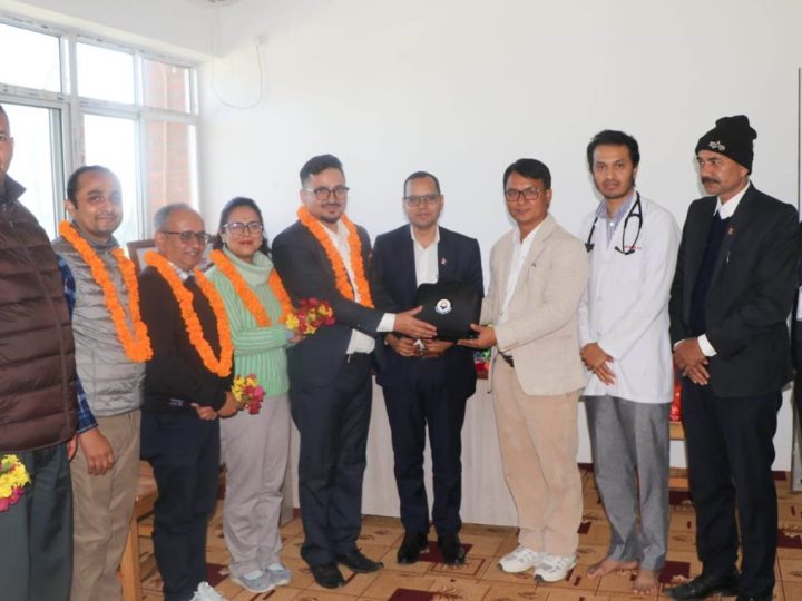 राप्ती आधारभूत अस्पताललाई डा. पोख्रेलद्वारा पोर्टेबल मेडिकल डायग्नोस्टिक डिभाइस प्रदान
