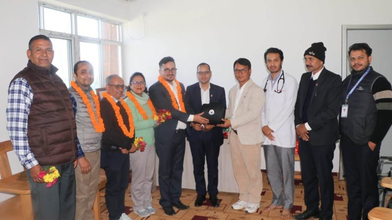 राप्ती आधारभूत अस्पताललाई डा. पोख्रेलद्वारा पोर्टेबल मेडिकल डायग्नोस्टिक डिभाइस प्रदान