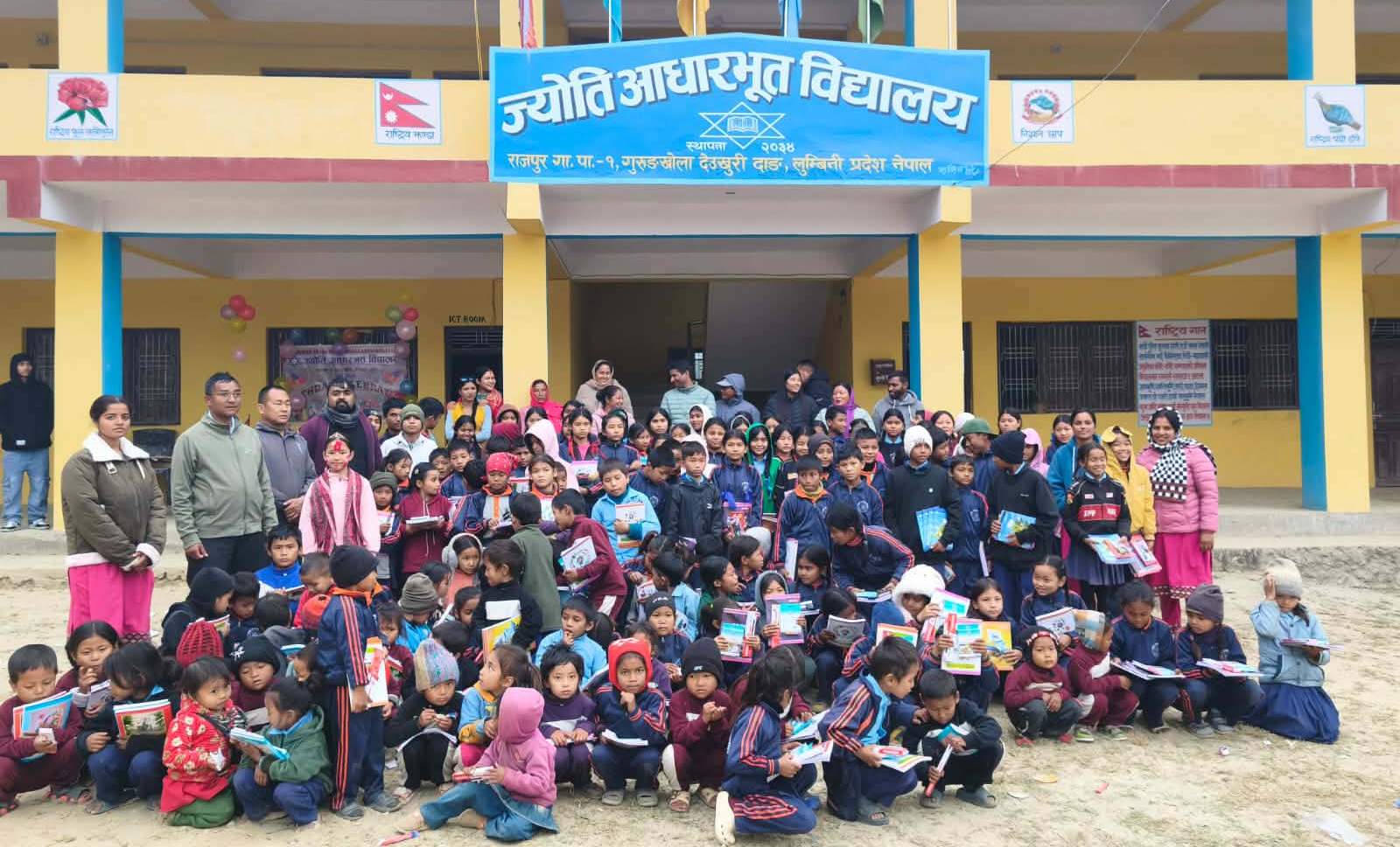 प्रिस्का मल्लको जन्मदिनमा ज्योति आधारभूत विद्यालयका विद्यार्थीलाई शैक्षिक सामाग्री वितरण