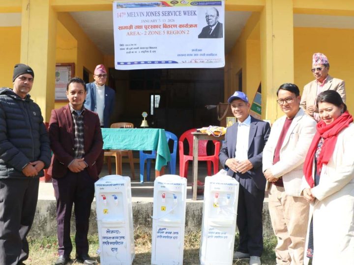लायन्स क्लब अफ राप्तीद्वारा राप्ती आधारभूत र भालुवाङ अस्पताललाई वाटर डिस्पेन्सर सहयोग