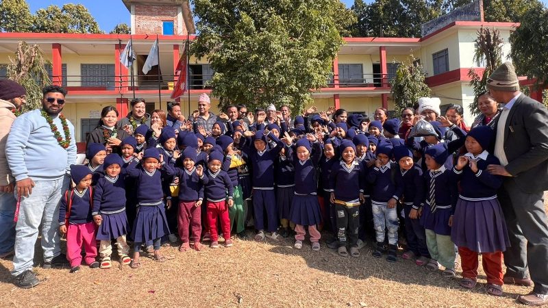 आशाका किरण संस्थाद्वारा नेपाल राष्ट्रिय माविका विपन्न बालबालिकालाई न्यानो कपडा वितरण