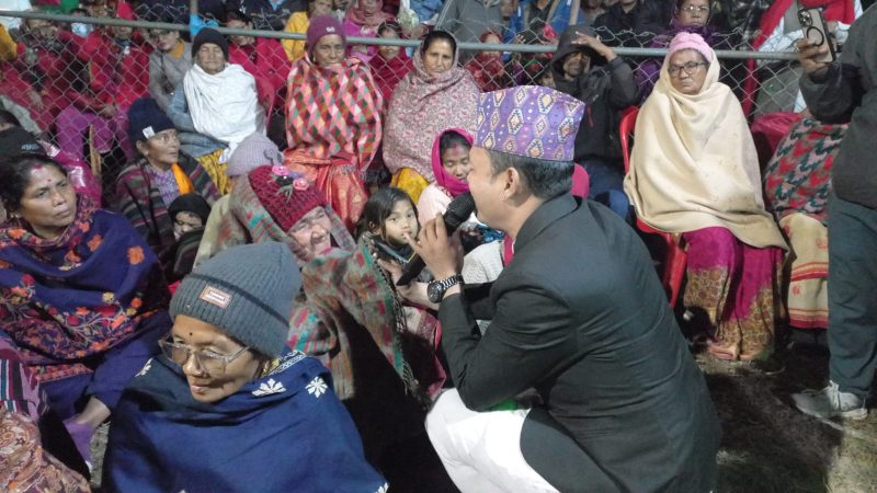 गीत सुन्दै आँसु पुछ्दै दर्शक, बद्री पंगेनीको प्रस्तुतीले लालमटिया महोत्सव स्तब्ध