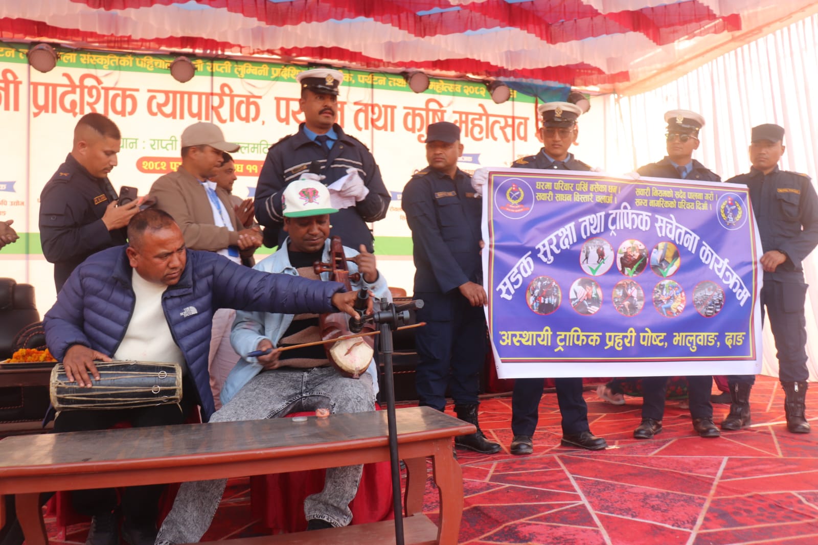 महोत्सवमा ट्राफिक प्रमुख शाहीले गीतको माध्यमबाट ट्राफिक नियमको पालना गराैं भन्दै दिए सन्देश