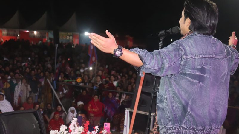 गायक प्रकाश सपुतले ‘बोल माया’ गीत गाउँदा लालमटिया महोत्सव भावुक बन्यो