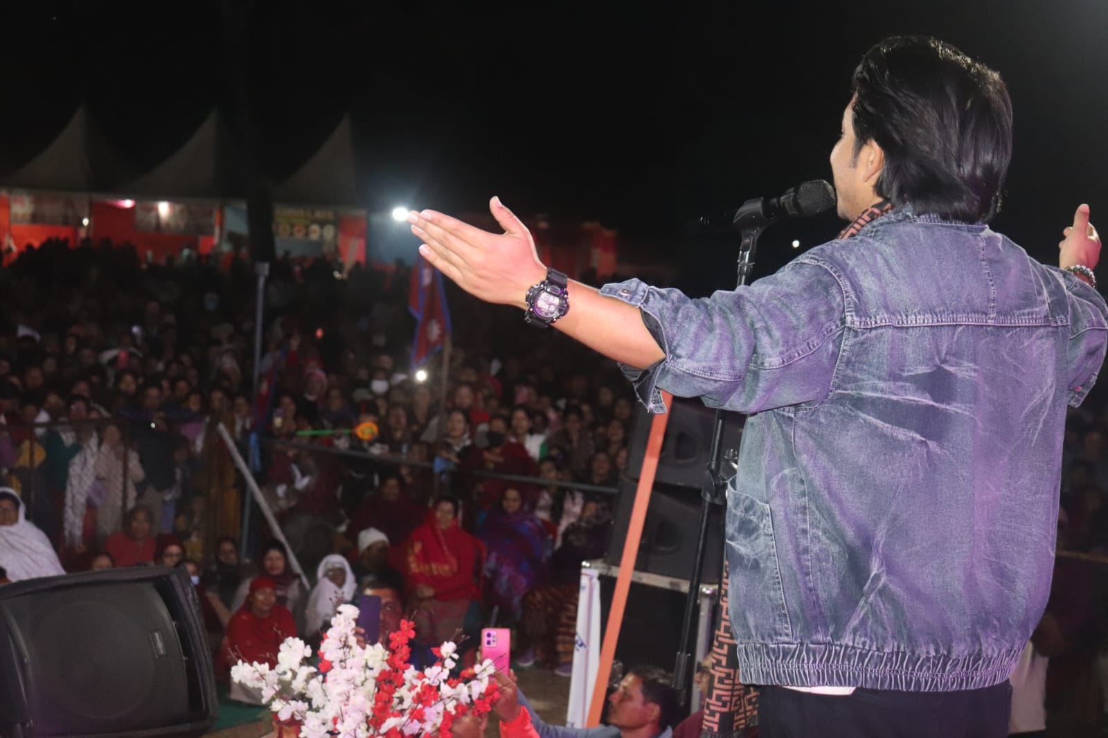 गायक प्रकाश सपुतले ‘बोल माया’ गीत गाउँदा लालमटिया महोत्सव भावुक बन्यो