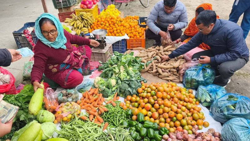 गढवामा हाट बजार सञ्चालनमा आएपछि किसान उत्साहित