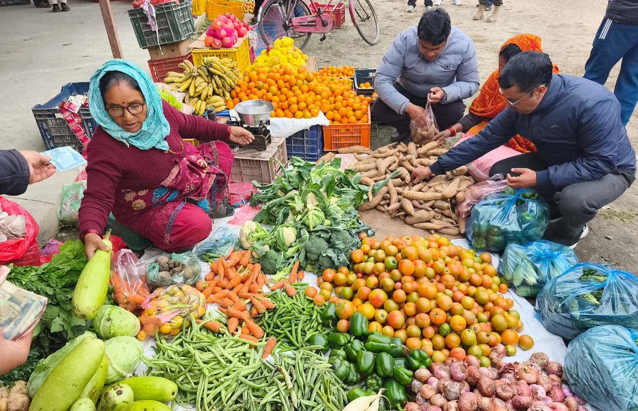 गढवामा हाट बजार सञ्चालनमा आएपछि किसान उत्साहित