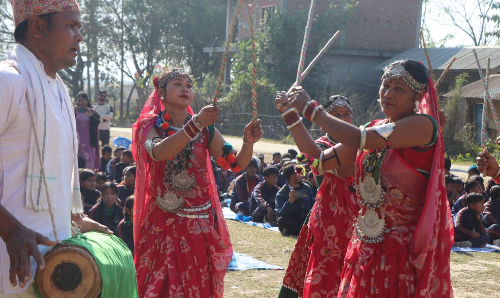 गाेरखाका विद्यार्थीहरूद्वारा बगरापुर होमस्टे तथा थारु संग्रहालयको अवलोकन