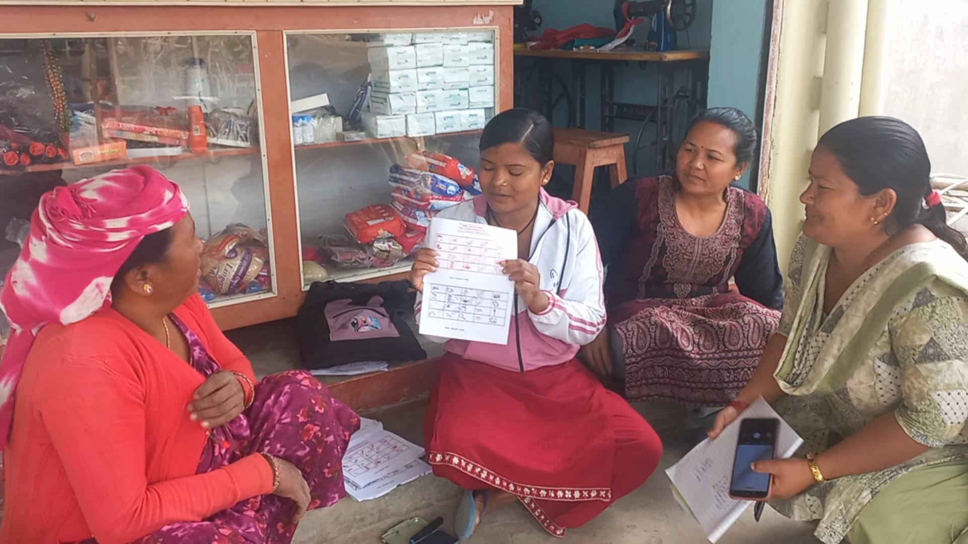 मतदाता शिक्षामा नागरिकहरू अझै कमजोर, राप्तीका ९ वटै वडामा मतदाता शिक्षा दिदै स्वयंसेवकहरू