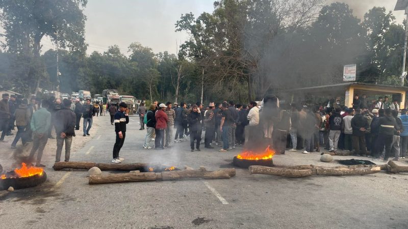 कालाकाटे सडक दुर्घटना : चालकलाई कारवाही र क्षतिपूर्तिको माग राखी सडक अवरुद्ध