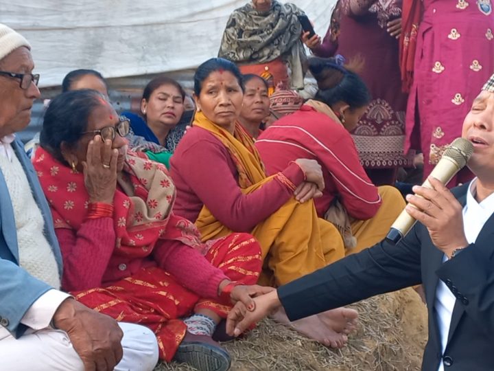 लमही महोत्सवमा गायक बद्री पंगेनीले बुढी आमाहरुलाई रुवाए अनि नचाए