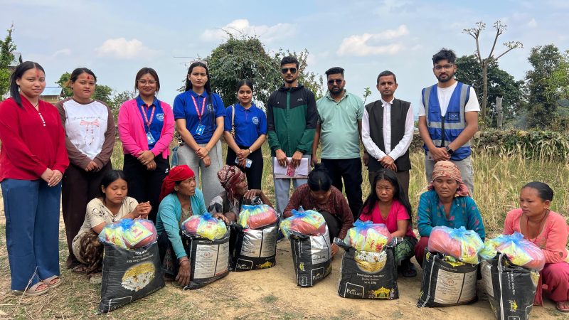 विपन्न नागरिकको सहारा बन्दै आशाका किरण : बगासोतीका ७ घरलाई खाद्यान्न र स्टेचर सहयोग 