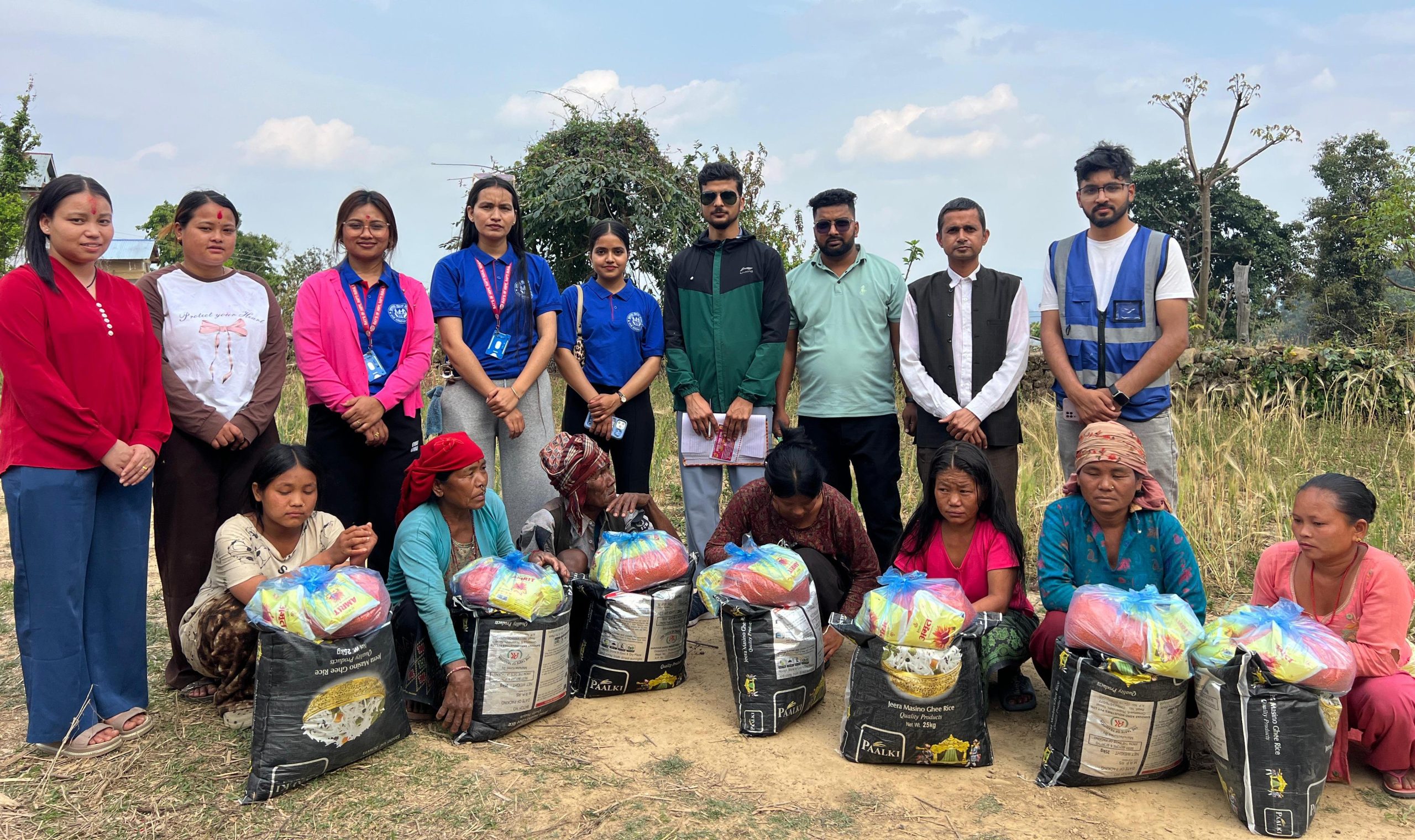 विपन्न नागरिकको सहारा बन्दै आशाका किरण : बगासोतीका ७ घरलाई खाद्यान्न र स्टेचर सहयोग 