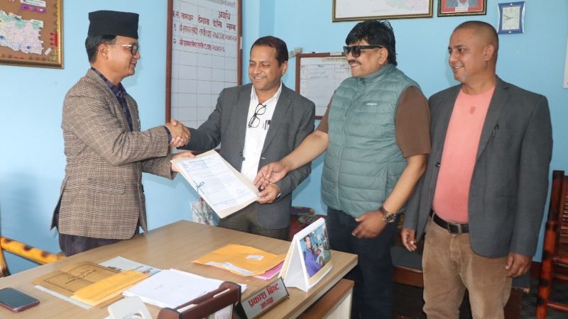 सिसहनियाँ उवासंघद्वारा सिसी क्यामरा जडान र सपीङ झोला सहयोग माग गर्दै  ज्ञापन–पत्र