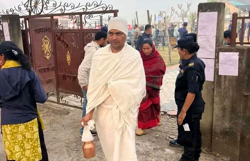 दाङको तुलसीपुरका एक जना किरियापुत्रीले गरे मतदान