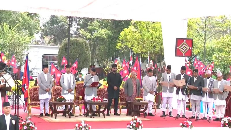 नवनियुक्त १४ जना मन्त्रीले लिए सपथ
