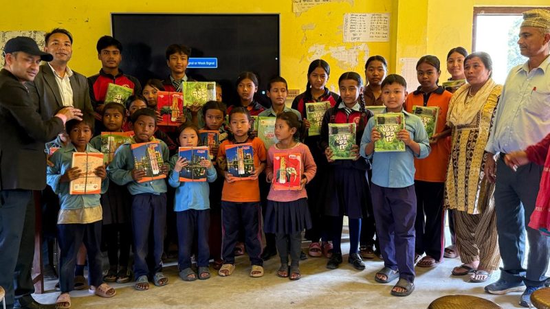 सांग्रिला बैंक लमहीद्वारा वित्तीय साक्षरता तथा विपन्न विद्यार्थीलाई शैक्षिक सामग्री वितरण