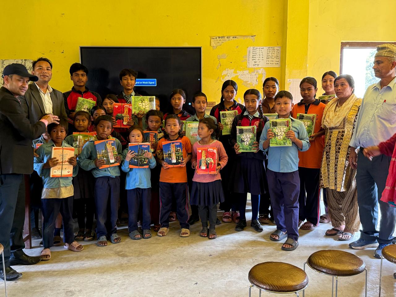 सांग्रिला बैंक लमहीद्वारा वित्तीय साक्षरता तथा विपन्न विद्यार्थीलाई शैक्षिक सामग्री वितरण