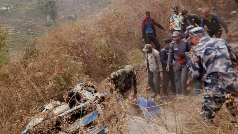 रामेछापमा मतदान सामग्री बोकेको गाडी दुर्घटना : मतदान अधिकृत सहित २ को मृत्यु, ७ जना घाइते