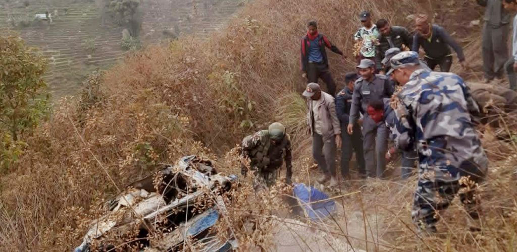 रामेछापमा मतदान सामग्री बोकेको गाडी दुर्घटना : मतदान अधिकृत सहित २ को मृत्यु, ७ जना घाइते