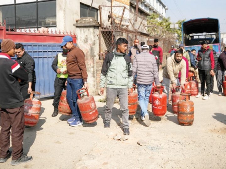 अब देखि खाना पकाउने ग्यास आधा सिलिन्डर मात्रै पाइने