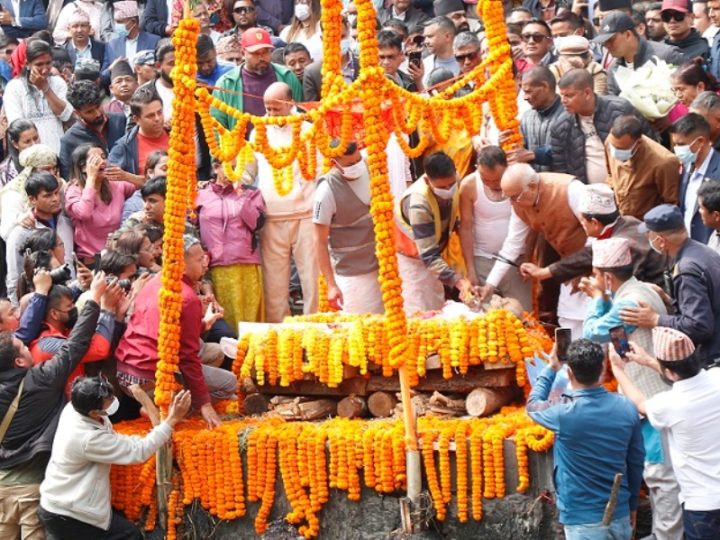 एमाले अध्यक्ष केपी ओलीका बुबाकाे पशुपति आर्यघाटमा अन्त्येष्टि